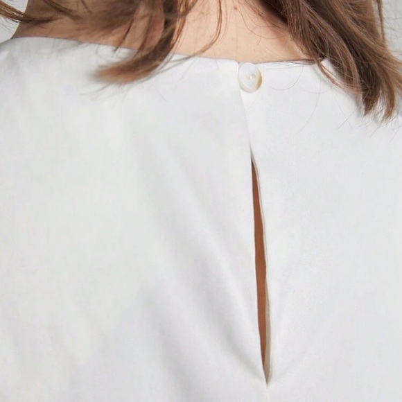 Elegant White Sleeveless Dress - Picture 4 of 12